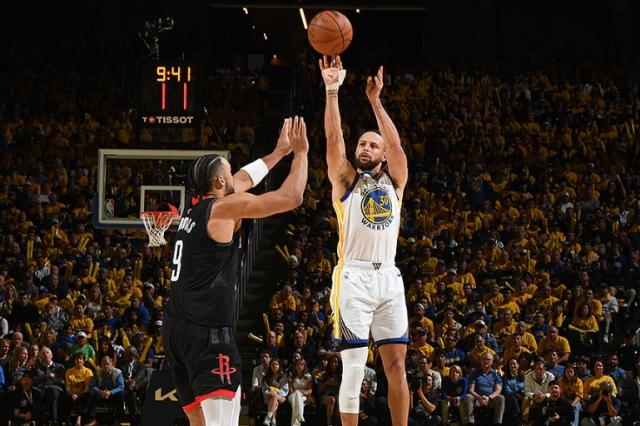 开云电子-库里暴走撕碎火箭 勇士今夜人人都是罗宾！