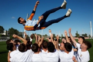 开云体育手机登录-皇马U19青年队提前一轮联赛夺冠，主帅阿韦洛亚三年两夺联赛冠军