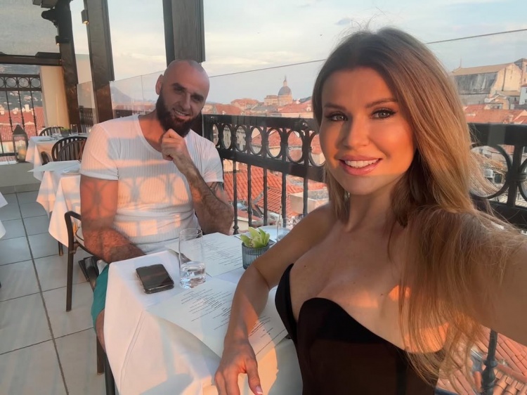 开云体育app-波兰铁锤戈塔特分享夫妻合影，透露即将迎来父亲新身份❤️🔥