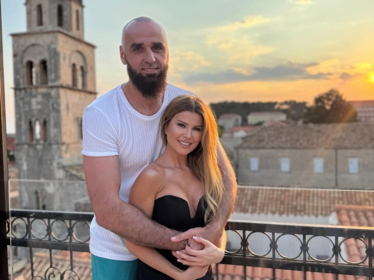 开云体育app-波兰铁锤戈塔特分享夫妻合影，透露即将迎来父亲新身份❤️🔥