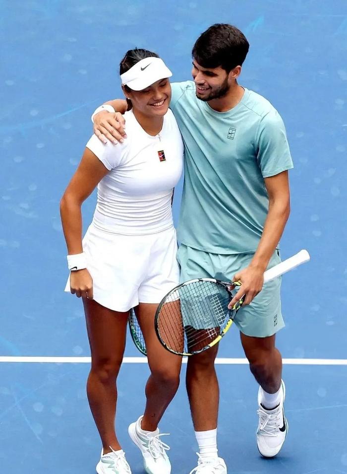 开云体育app-拉杜卡努批评蒂亚福苛责阿卡光头,英国姑娘宣称这是自信发型