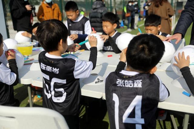 开云体育注册入口-足协杯“种子计划”进苏州 申花两将与足球小将互动