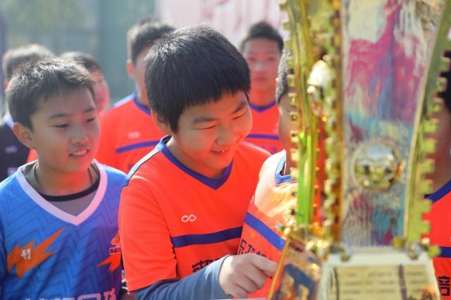 开云体育注册入口-足协杯“种子计划”进苏州 申花两将与足球小将互动