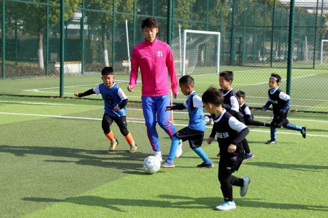 开云体育注册入口-足协杯“种子计划”进苏州 申花两将与足球小将互动