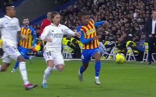 开云体育手机登录-【西甲】本泽马2助+伤退 小熊奔袭+造红 皇马2比0胜