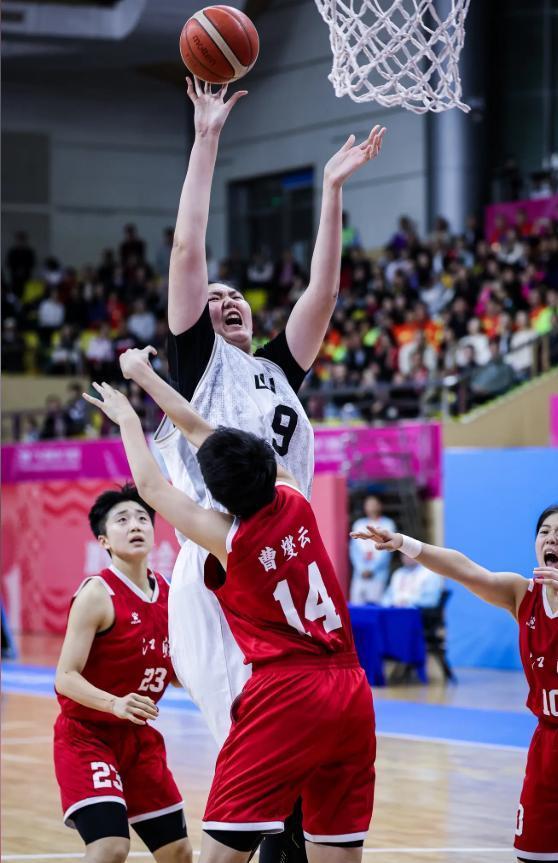 开云体育手机登录-长得高有啥用?全场只得4分,苏群吐槽:跟现代篮球节奏比较脱节