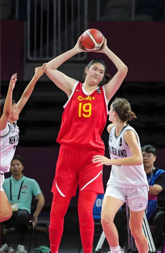 开云体育手机登录-长得高有啥用?全场只得4分,苏群吐槽:跟现代篮球节奏比较脱节