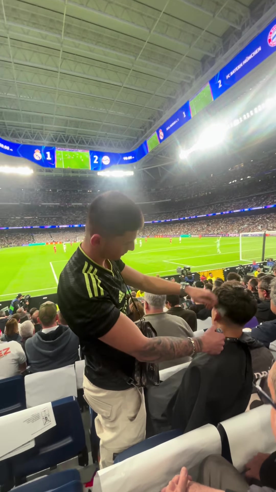 开云登录入口地址-科贝：皇马vs拜仁赛中一网红在伯纳乌看台理发，引发皇马球迷不满