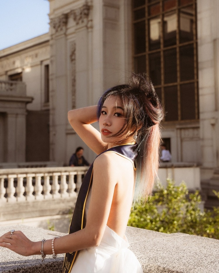 开云体育app-评论区炸了！美女网红晒与克莱合影 本人疑对后者分手风波不知情
