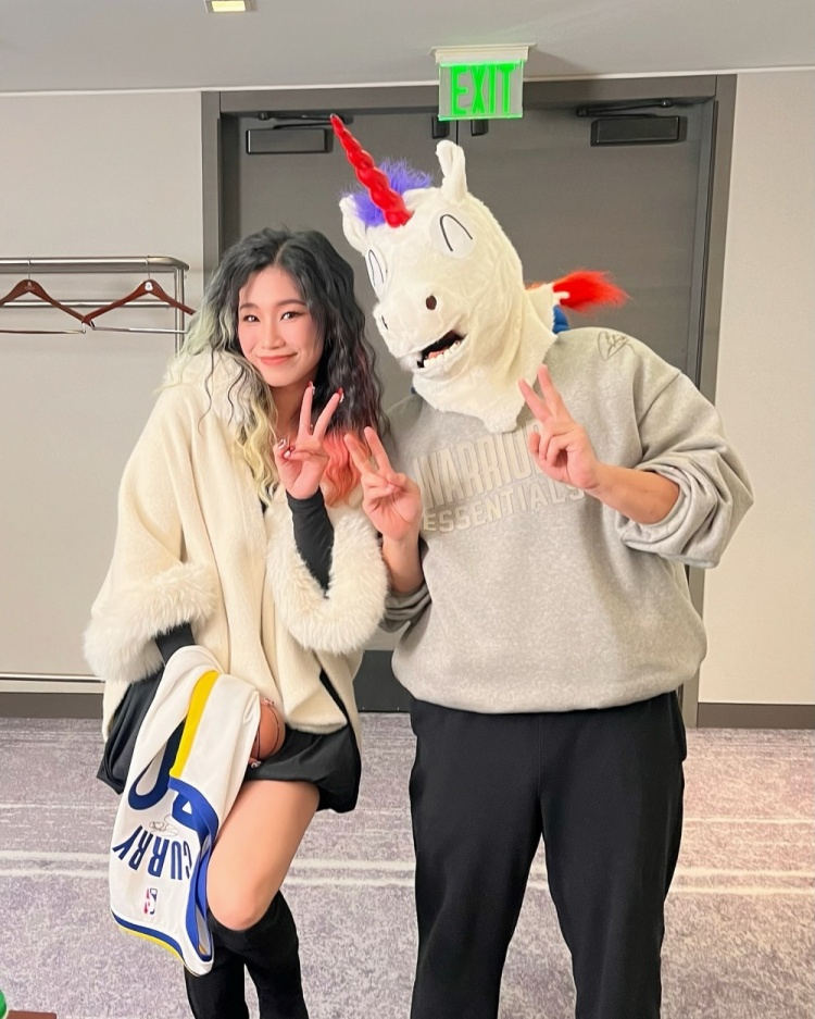 开云体育app-评论区炸了！美女网红晒与克莱合影 本人疑对后者分手风波不知情