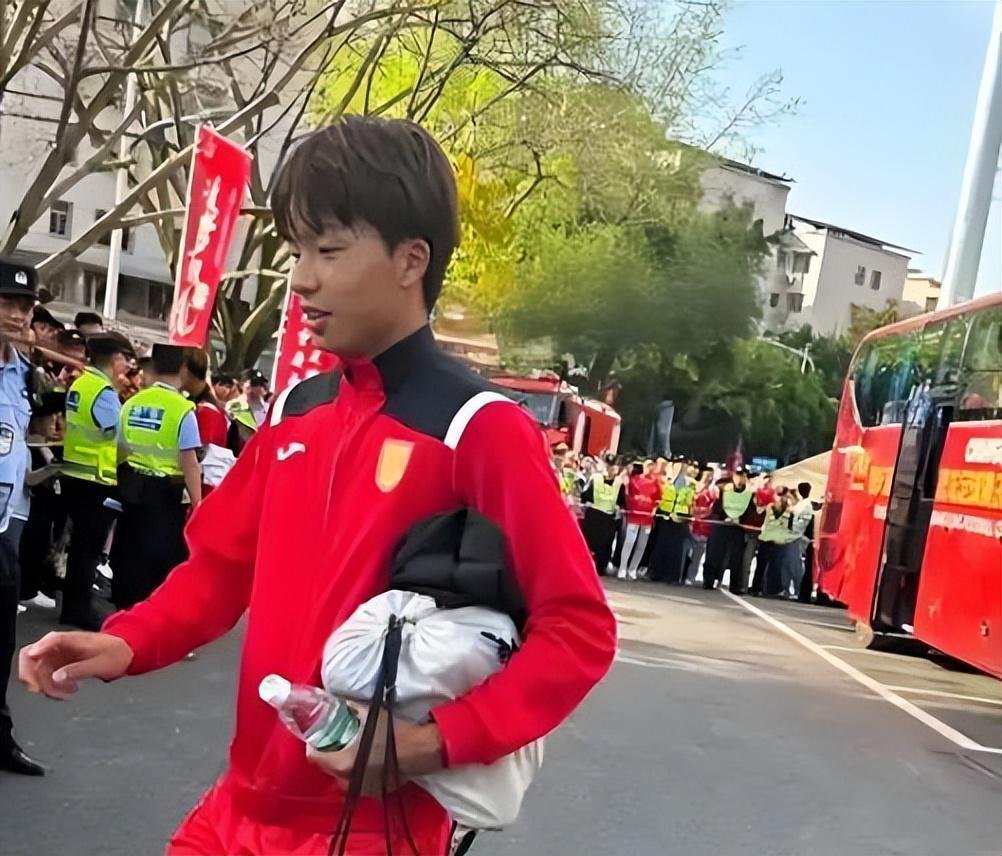 开云电子-网传李镇全辱骂米特里策家人！当事人首次直接回应表态，引发热议